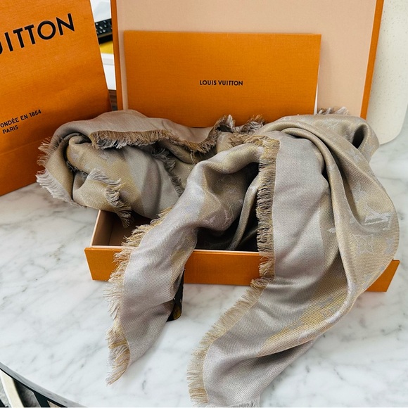 Louis Vuitton Monogram Shine Shawl - Picture 3 of 8